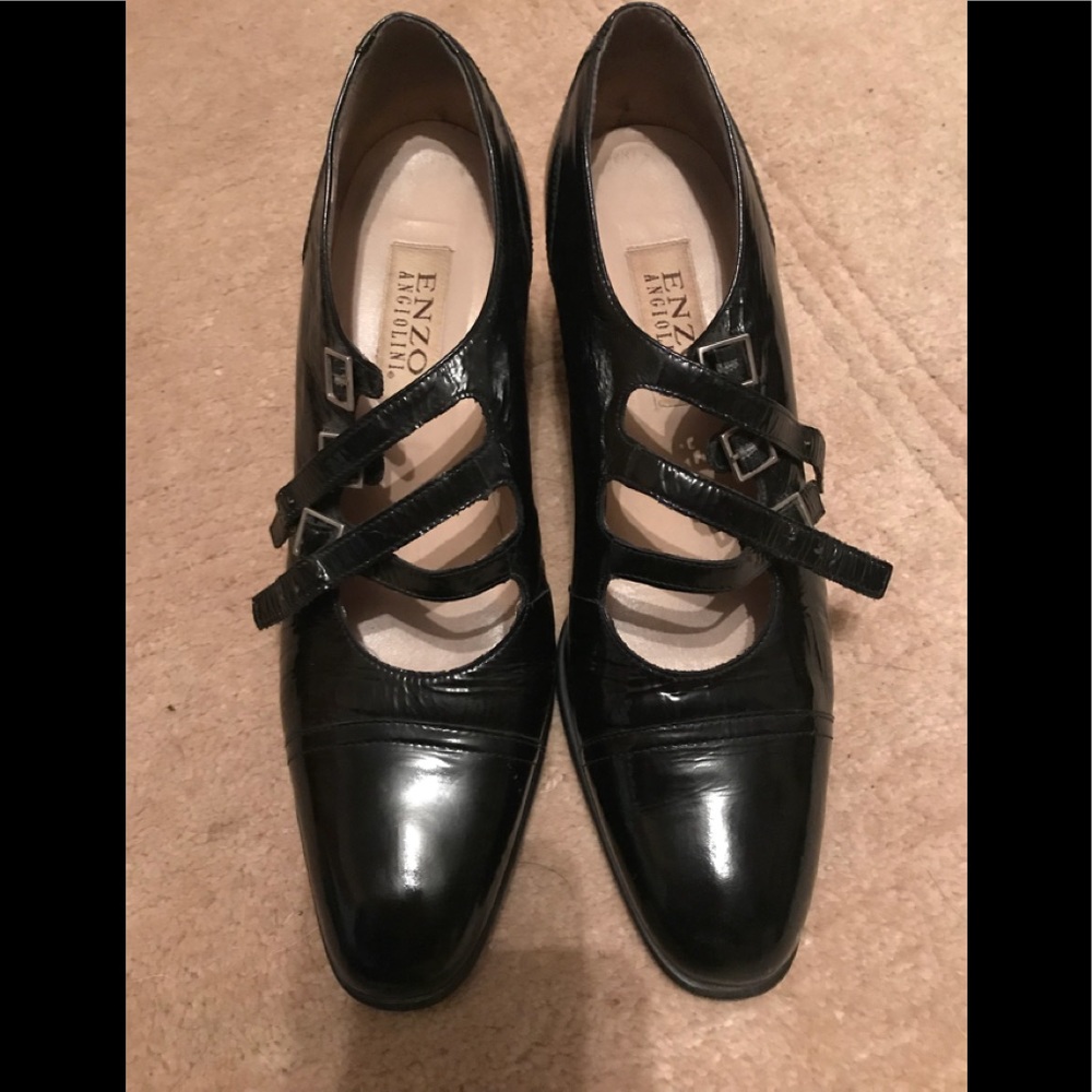 Patent leather triple buckle black shoes